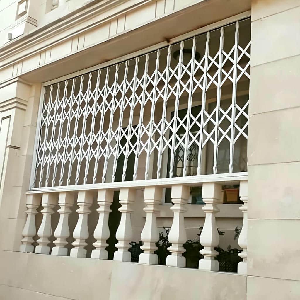 نصب حفاظ پنجره متحرک کشویی روی دیوار مقاوم