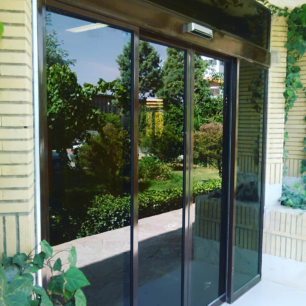 نصب درب شیشه ای سکوریت اتوماتیک ورودی با ریل تراز