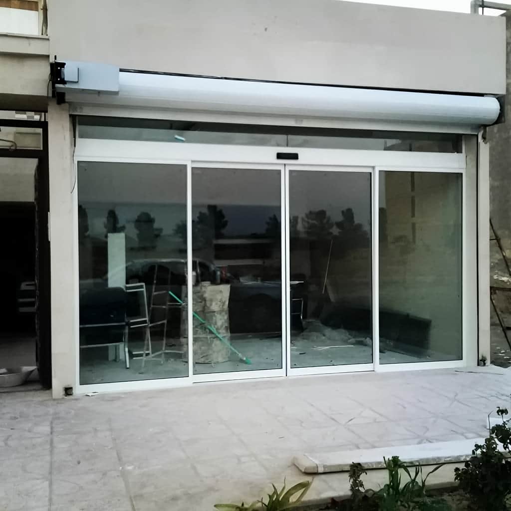 درب اتوماتیک شیشه ای مدرن فریم مشکی با شیشه سکوریت