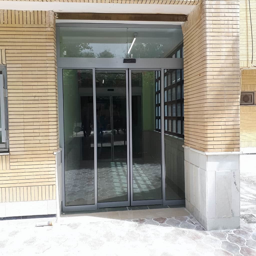 درب اتوماتیک شیشه ای دو لنگه کشویی برای فروشگاه