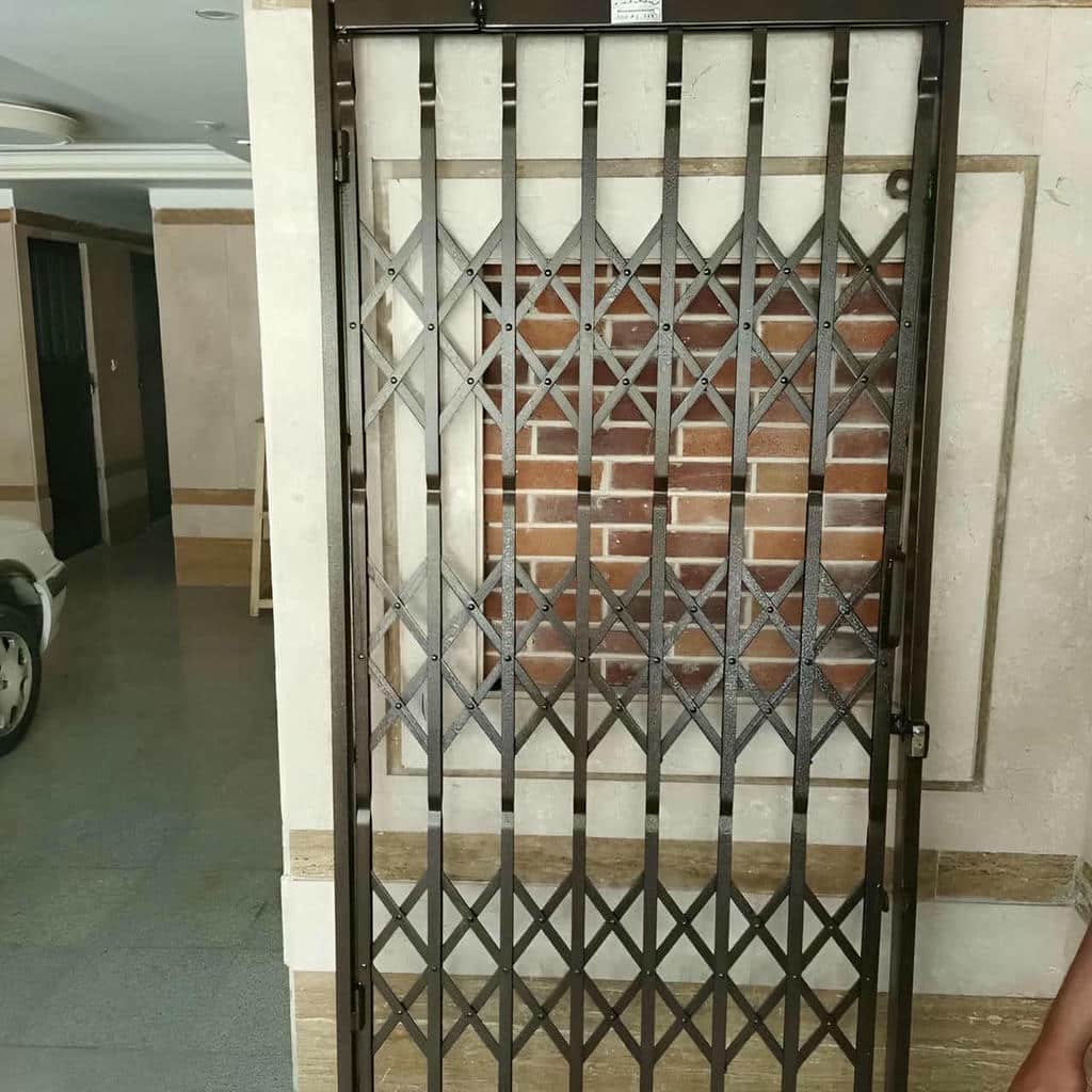 حفاظ آکاردئونی ساختمان مسکونی با طراحی فلزی ورودی آپارتمان