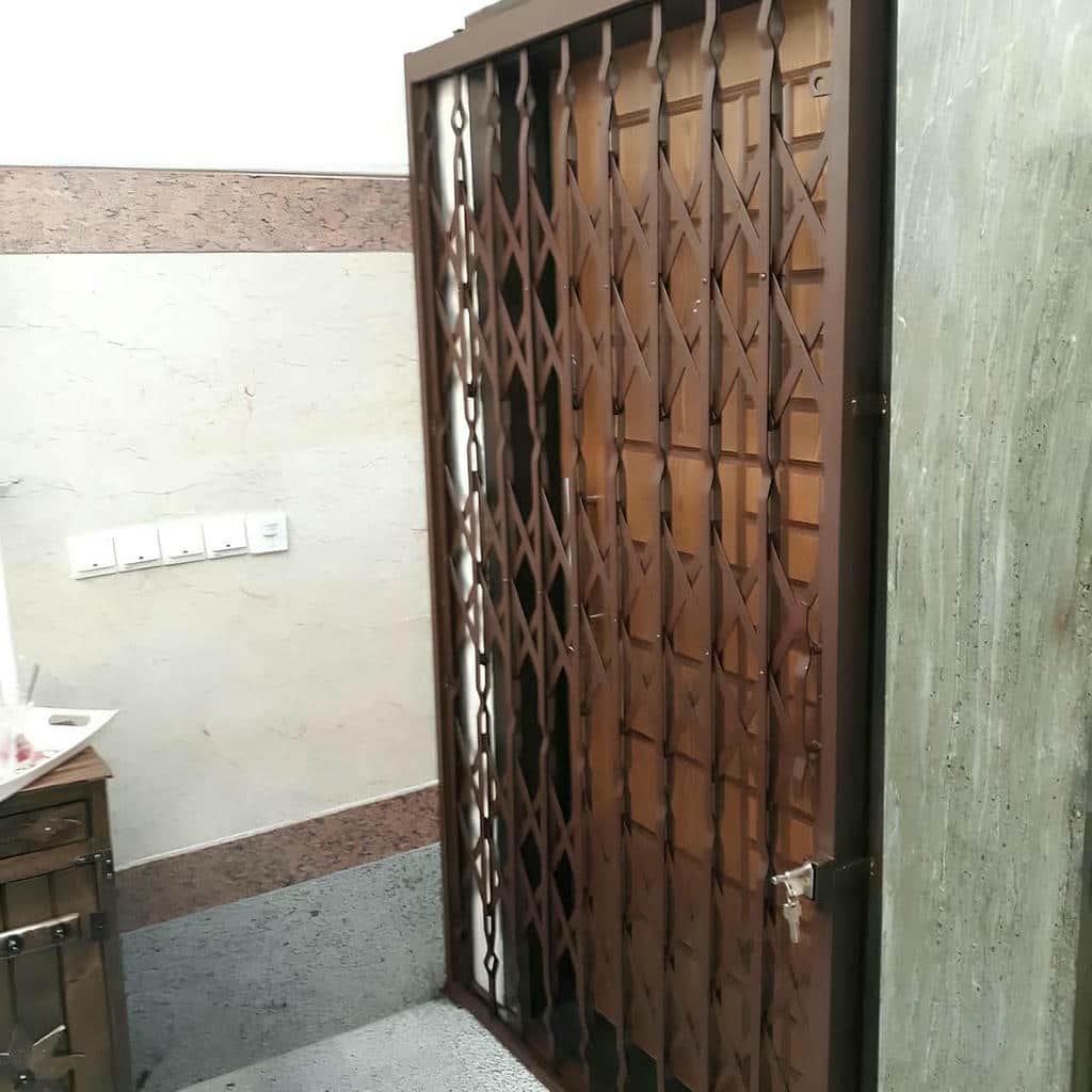 حفاظ متحرک فلزی برای ورودی ساختمان
