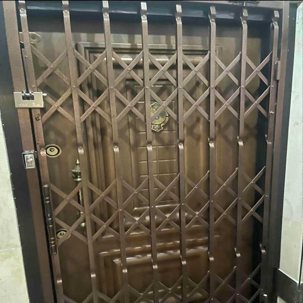 حفاظ ریلی درب مناسب نمای فرفورژه