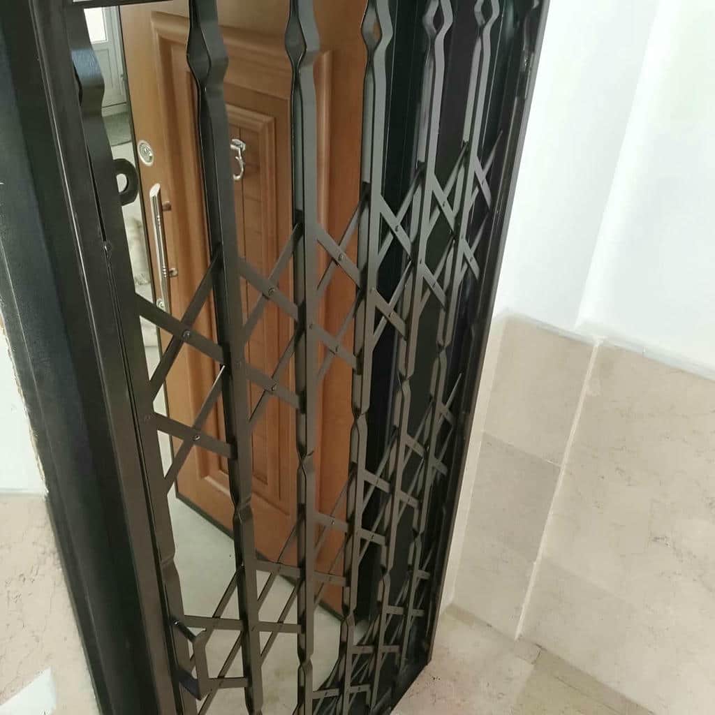 حفاظ لولایی درب ورودی ساختمان