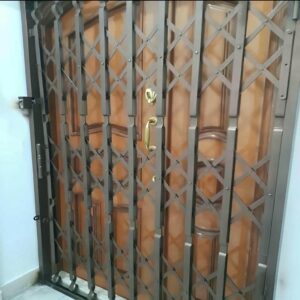 حفاظ ضربدری آکاردئونی فلزی برای ورودی ساختمان قدیمی