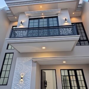 نرده کلاسیک بالکن با طراحی تزئینی