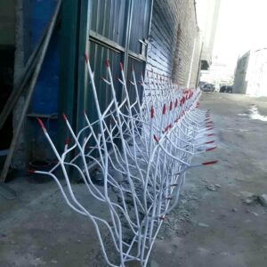 نرده آهنی روی دیوار فلزی باریک