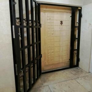 حفاظ کرکره ای با رنگ هماهنگ نمای ساختمان
