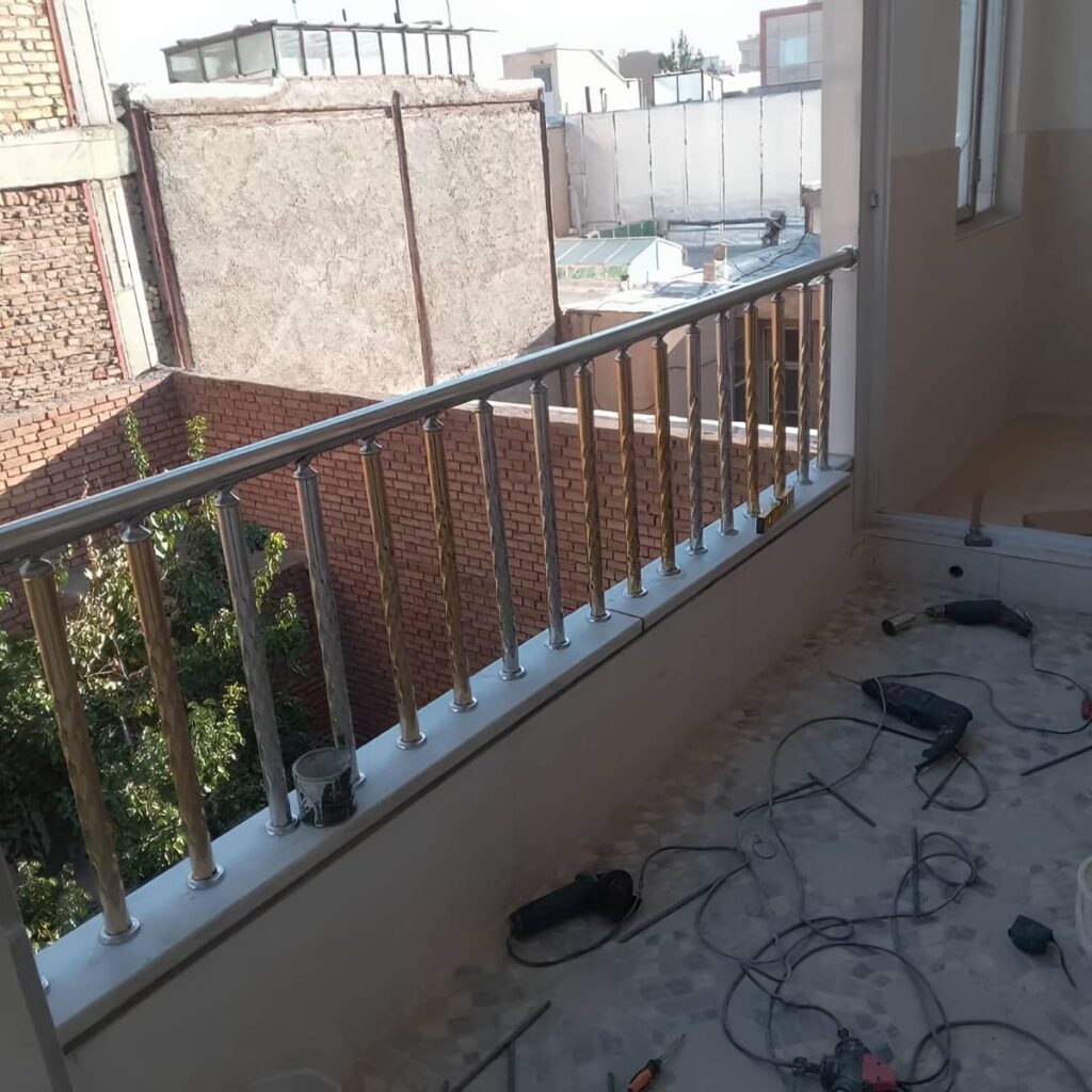 هندریل راه پله با طراحی کلاسیک داخلی
