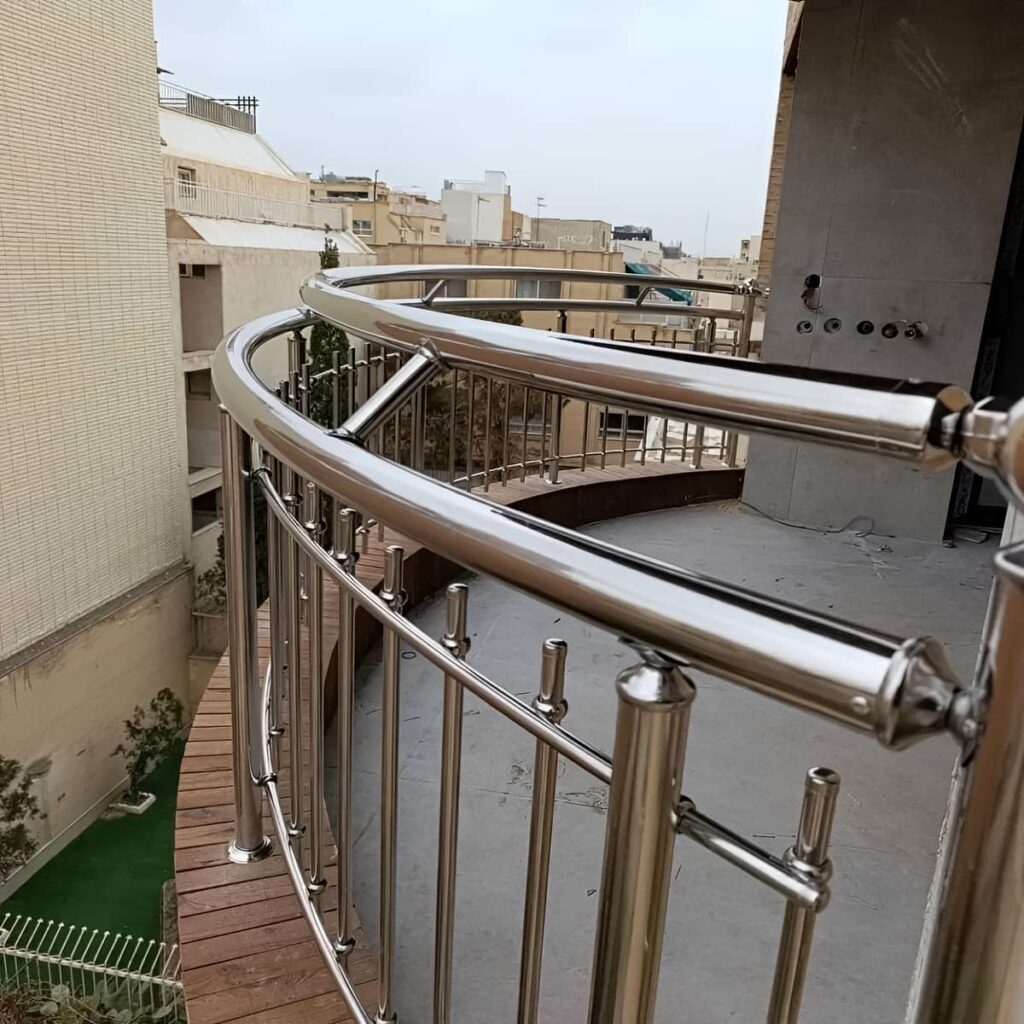 حفاظ راه پله با طراحی ساده برای فضای داخلی