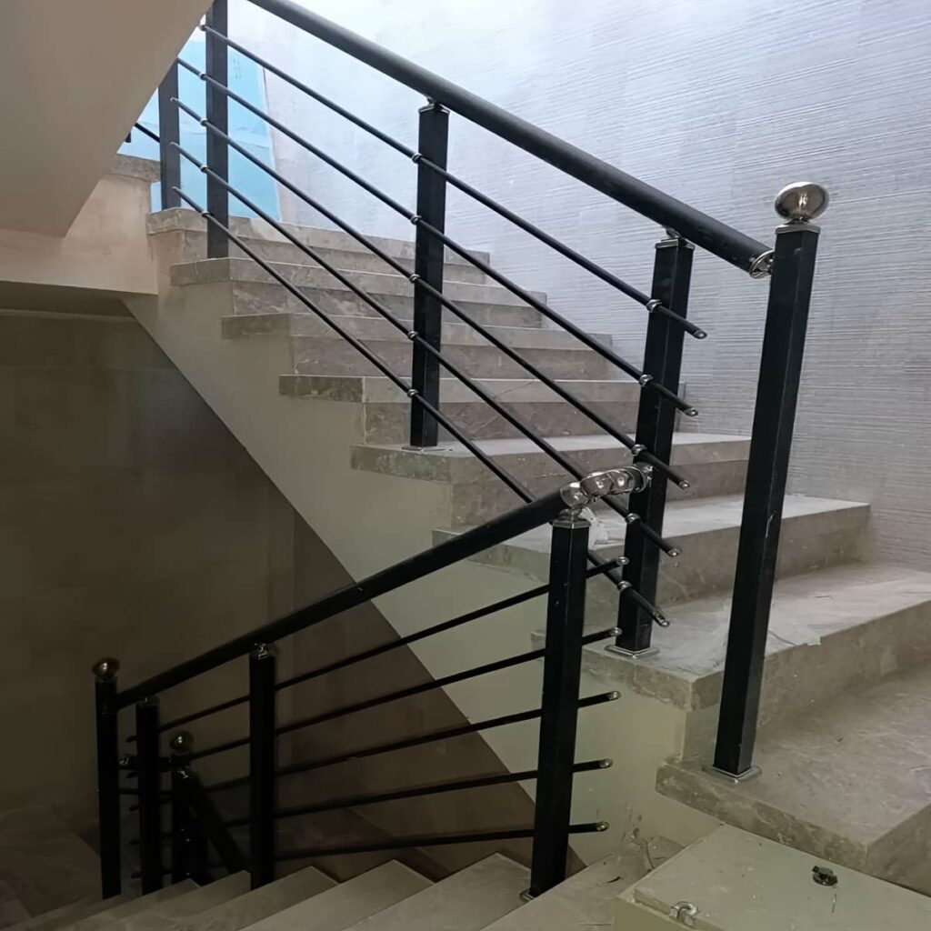 نرده استیل بالکن هماهنگ با نمای مدرن