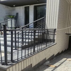 نرده استیل بالکن با سطح براق فلزی
