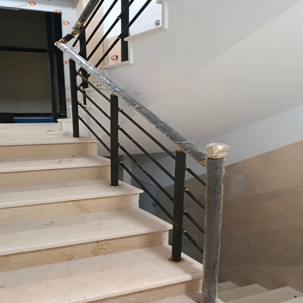 نرده استیل بالکن مدل ساده ساختمان