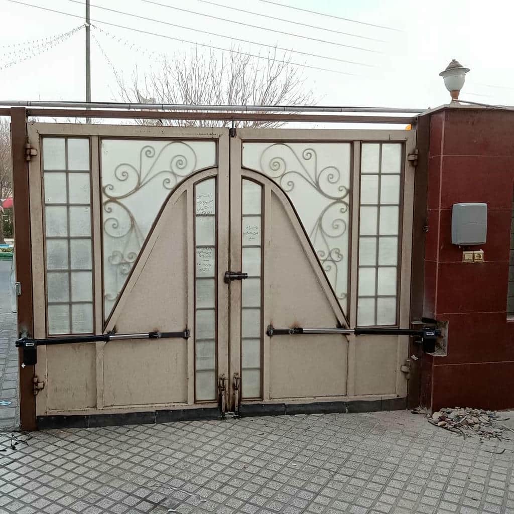 جک هیدرولیک نصب شده روی درب پارکینگ