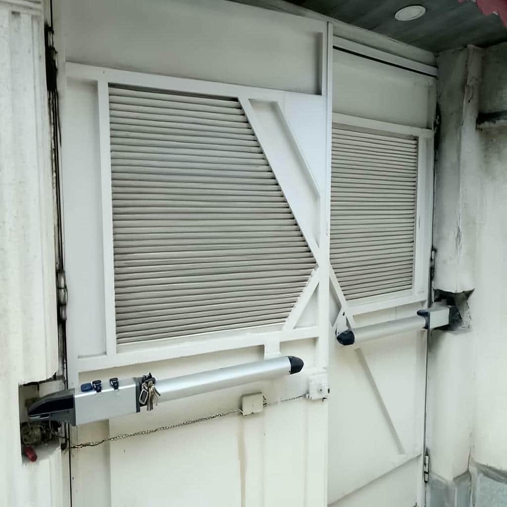 جک پرقدرت روی درب فلزی فرفورژه