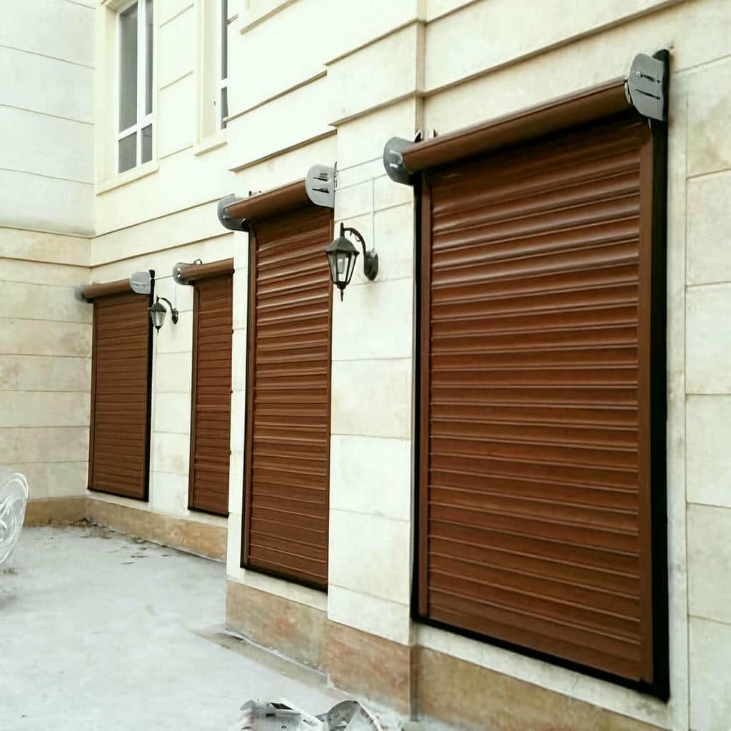 کرکره پنجره دارای موتور اتوماتیک