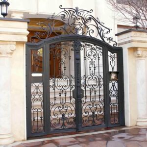 درب فرفورژه فلزی با طراحی کلاسیک