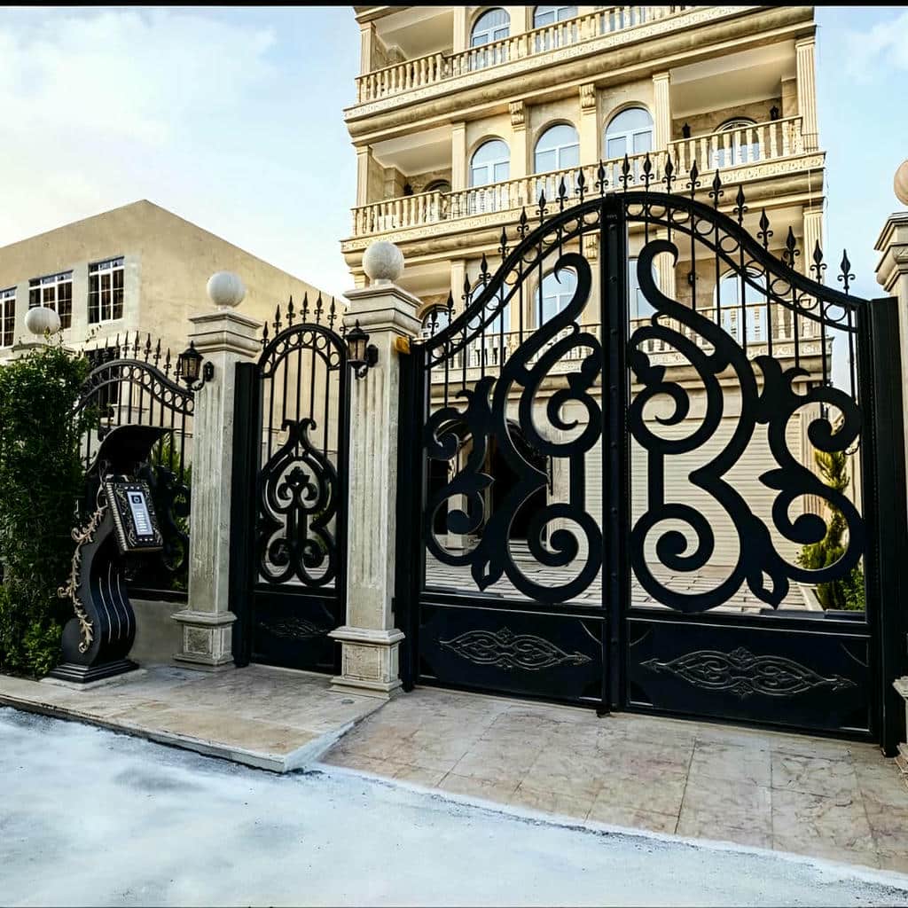درب فلزی آهنی با ساختار مستحکم