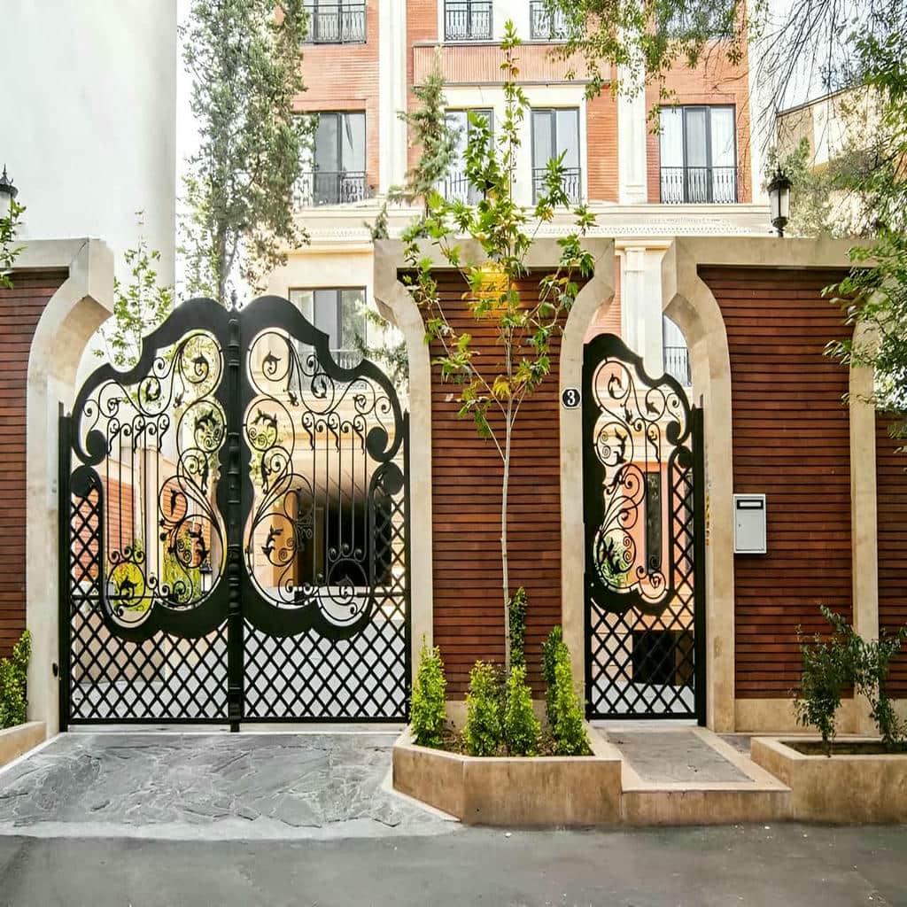 درب حیاط پارکینگ با ساختار مقاوم برای تردد خودرو