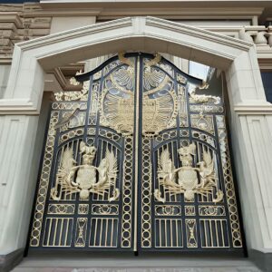 درب گلنرده دار فلزی با طرح تزئینی