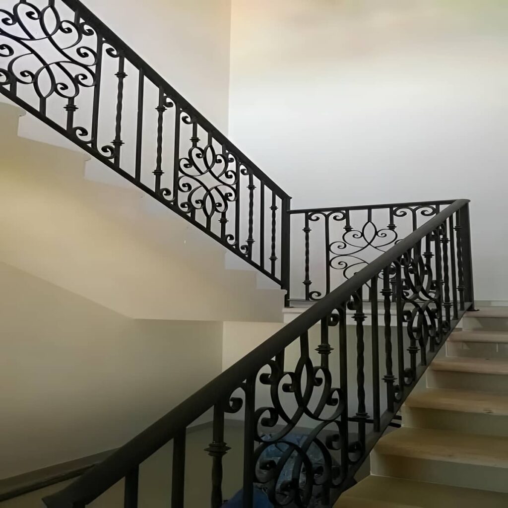 نرده فرفورژه بالکن مناسب نمای کلاسیک