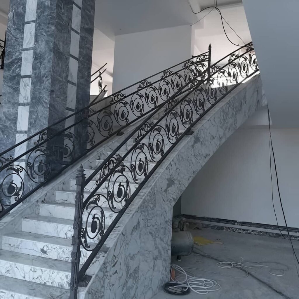 نرده فرفورژه راه پله مناسب فضای گرم و خشک
