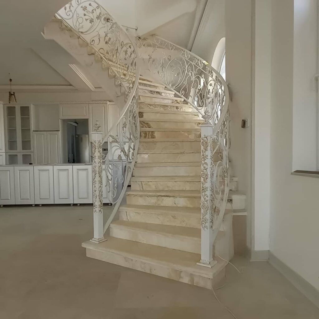 نرده بالکن آپارتمان مناسب نمای سنتی