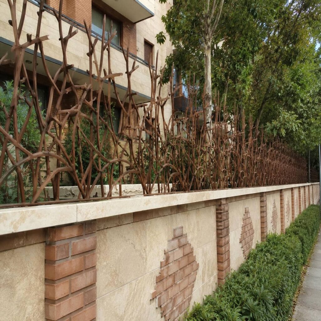 حفاظ روی دیوار حیاط هماهنگ با نمای ساختمان