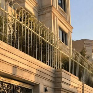 حفاظ سرنیزه ای فلزی برای دیوار ساختمان مسکونی