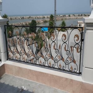نرده پله مقاوم فلزی در فضای باز