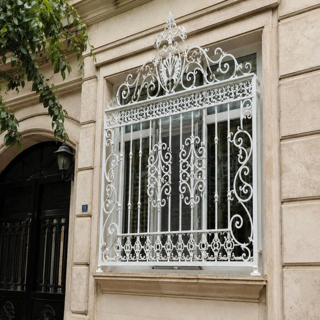 حفاظ پنجره ویلایی نمای سفید