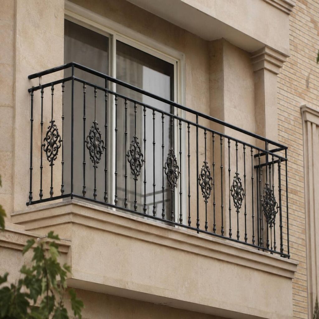 جان‌پناه فلزی ارومیه برای تراس باغ