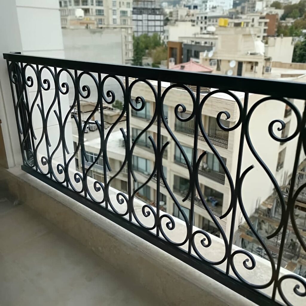 جان پناه فلزی سفید در استان زنجان کنار نمای سنگی