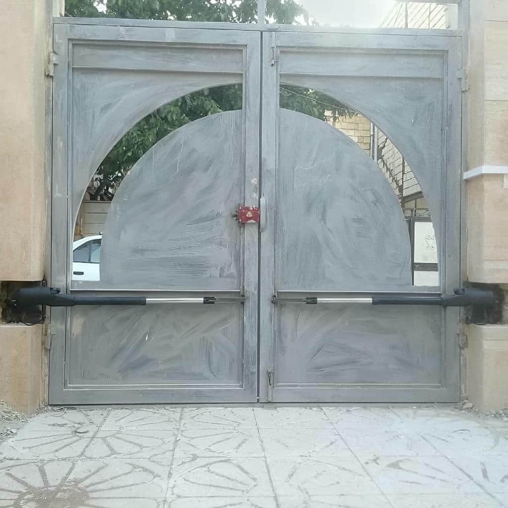 جک بازویی سفید کنار درب فلزی خانه