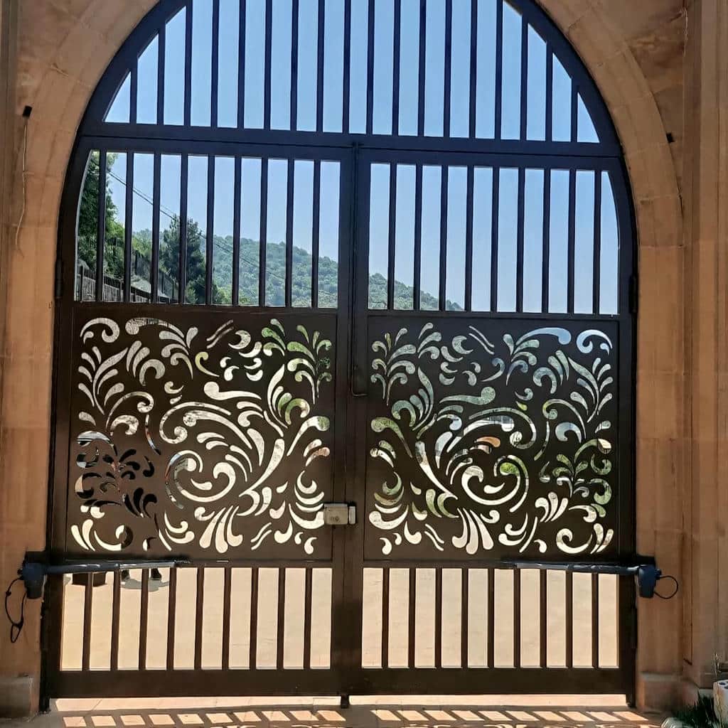 جک درب پارکینگ نصب شده زیر سایه بان ورودی جک درب پارکینگ نصب شده زیر سایه بان ورودی