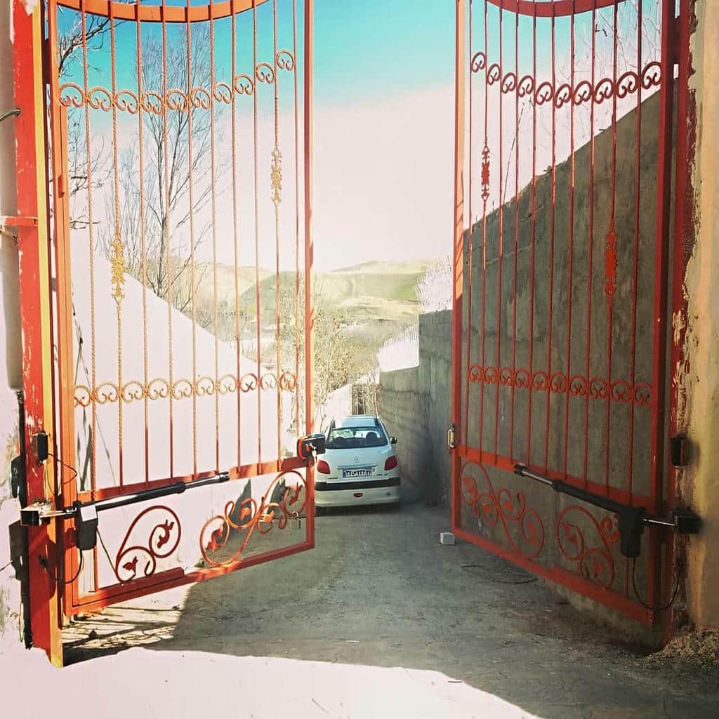 جک پارکینگی با بدنه فلزی پوشش دار کنار حیاط