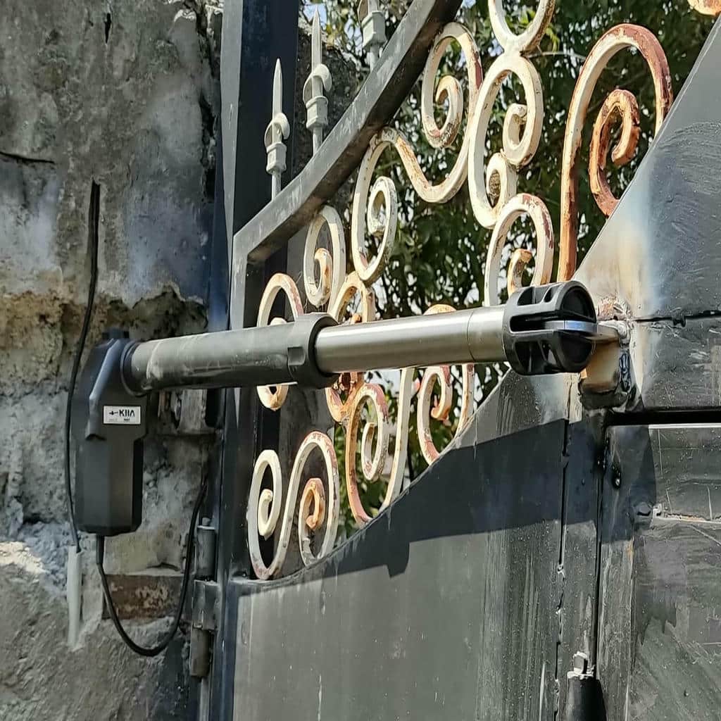 جک پارکینگی روی ورودی دو لنگه ساختمان