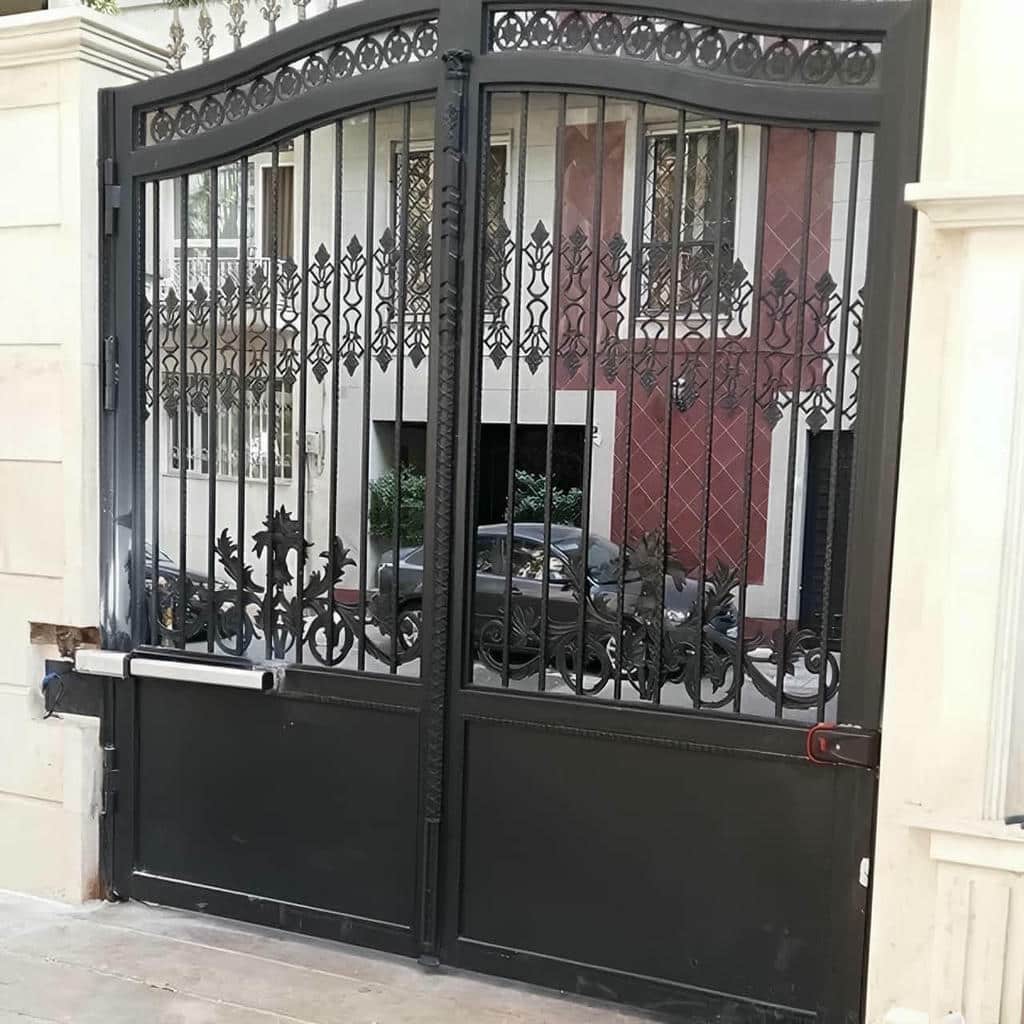 جک پارکینگی نصب شده روی درب فلزی