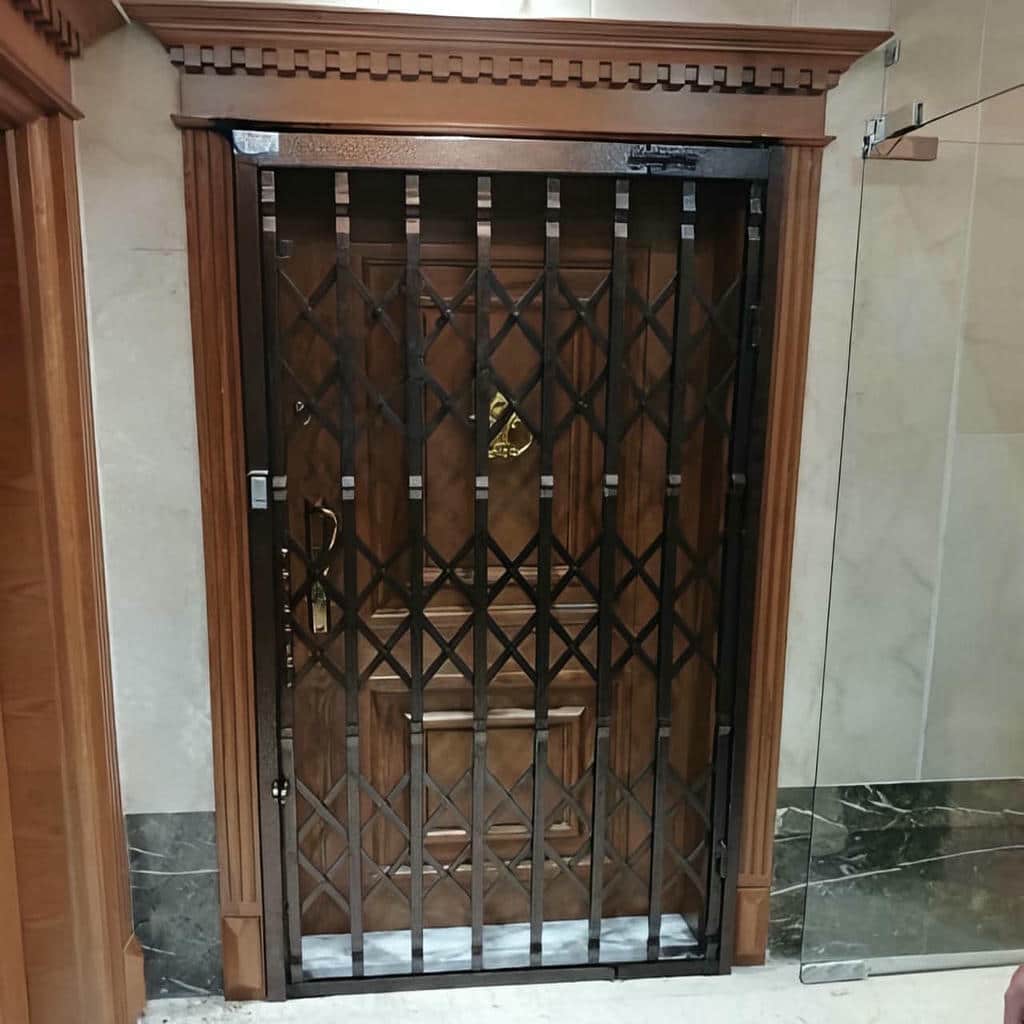 حفاظ درب آکاردئونی سفارشی آماده تحویل در بندرعباس حفاظ درب آکاردئونی سفارشی آماده تحویل در بندرعباس