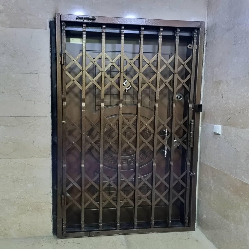 حفاظ درب آکاردئونی مشکی نصب شده در استان سیستان و بلوچستان