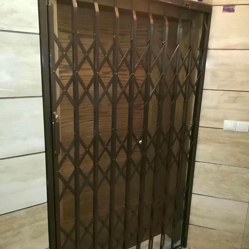 حفاظ درب آکاردئونی مشکی نصب شده در استان کهگیلویه و بویراحمد