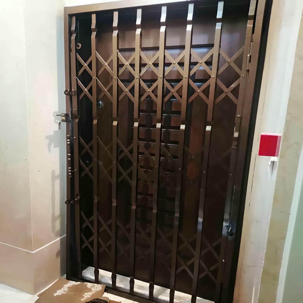 حفاظ درب آکاردئونی مشکی ورودی مسکونی استان یزد