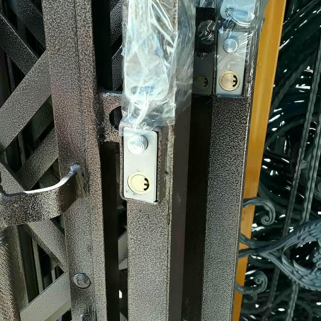 حفاظ درب آکاردئونی مشکی ورودی مسکونی شهرکرد