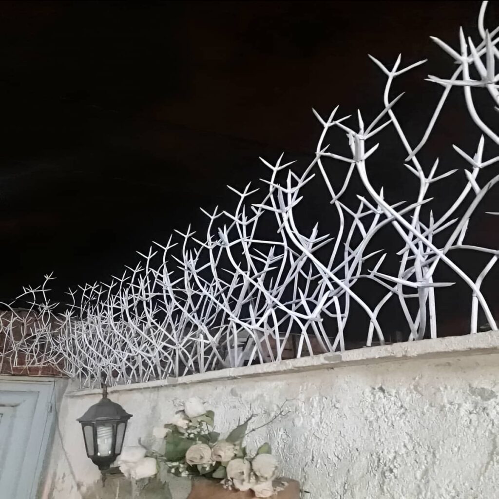حفاظ دیوار سرنیزه‌ای خاکستری در استان لرستان