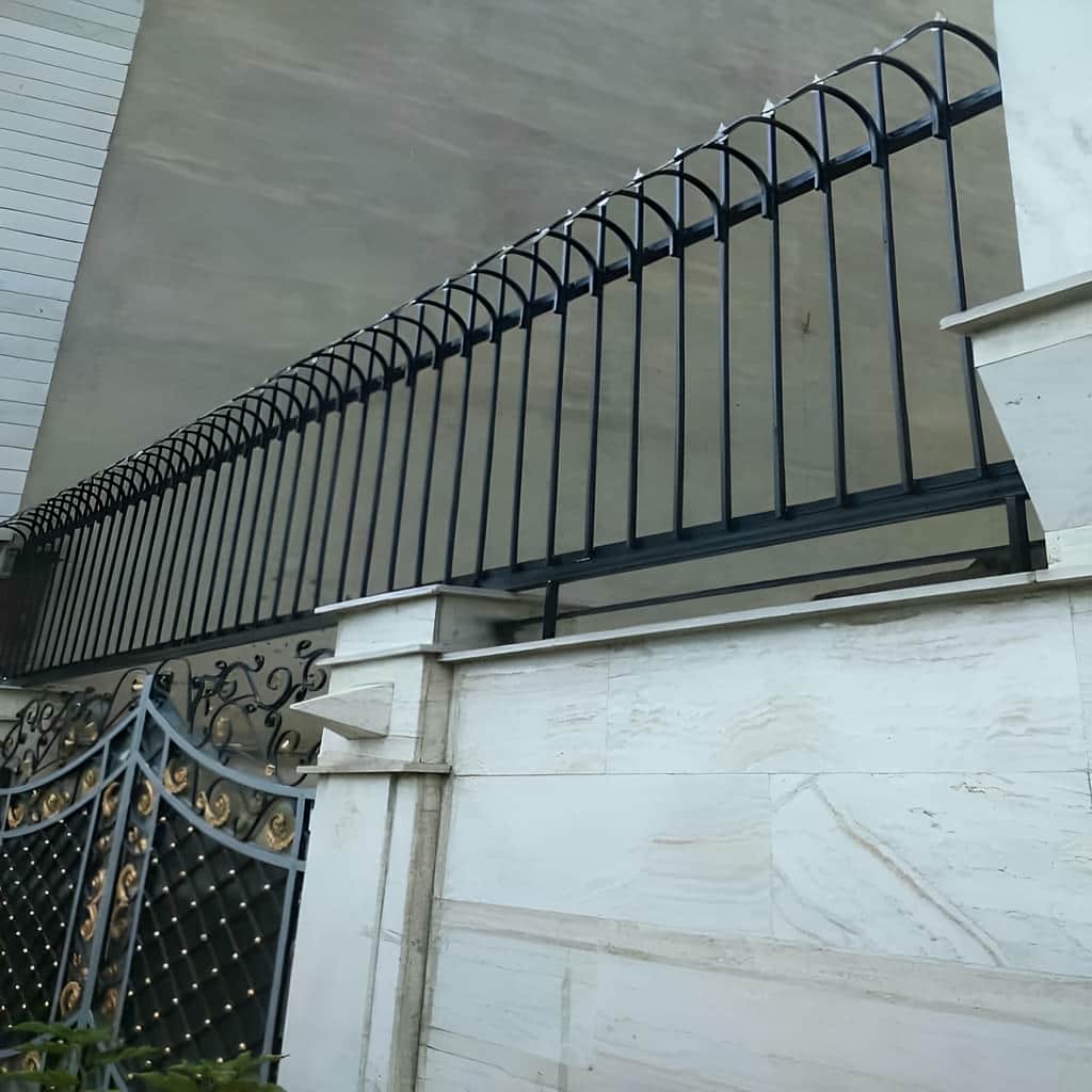 حفاظ دیوار سرنیزه‌ای طوسی در بیرجند