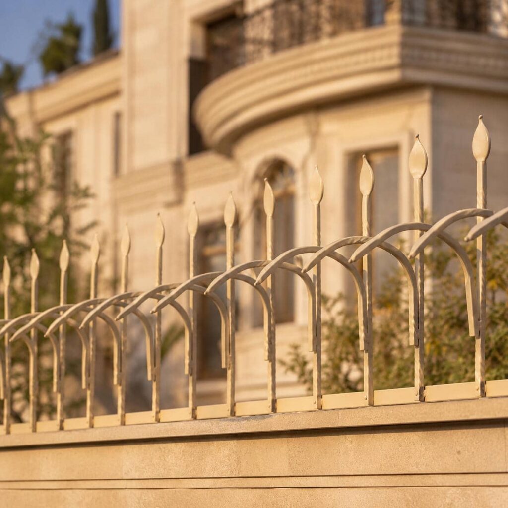 حفاظ دیوار سرنیزه ای فلزی در استان گیلان