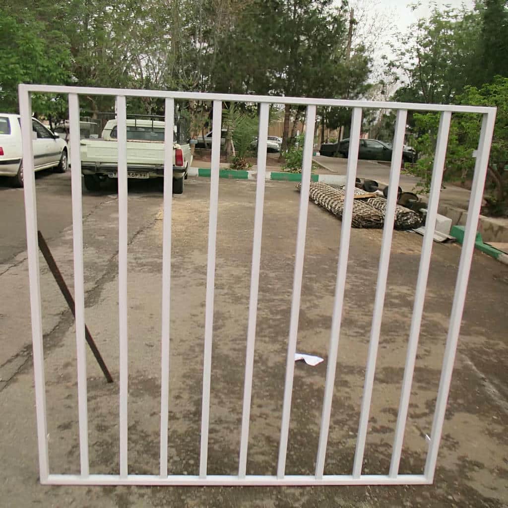 حفاظ پنجره دکوراتیو با خطوط منحنی متعادل