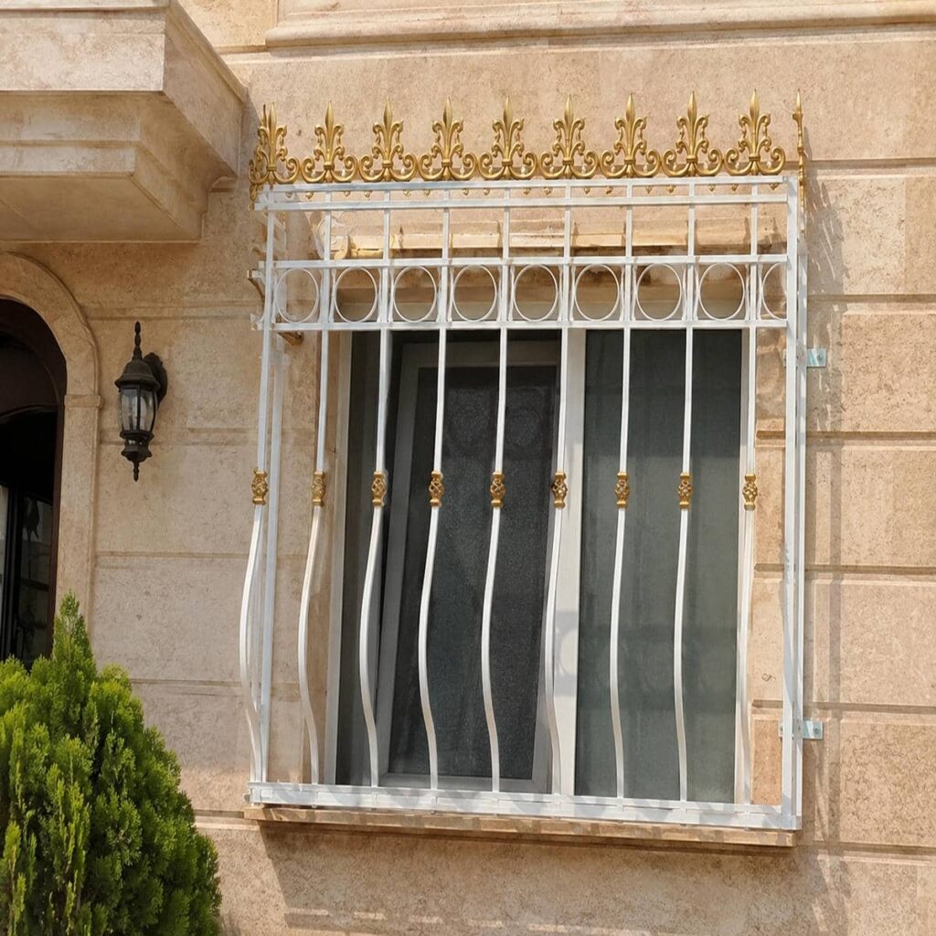 حفاظ پنجره فلزی با پوشش خاکستری مات