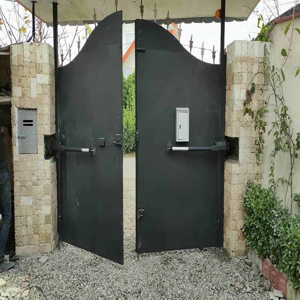 دربازکن پارکینگی با بدنه مقاوم در فضای بیرونی