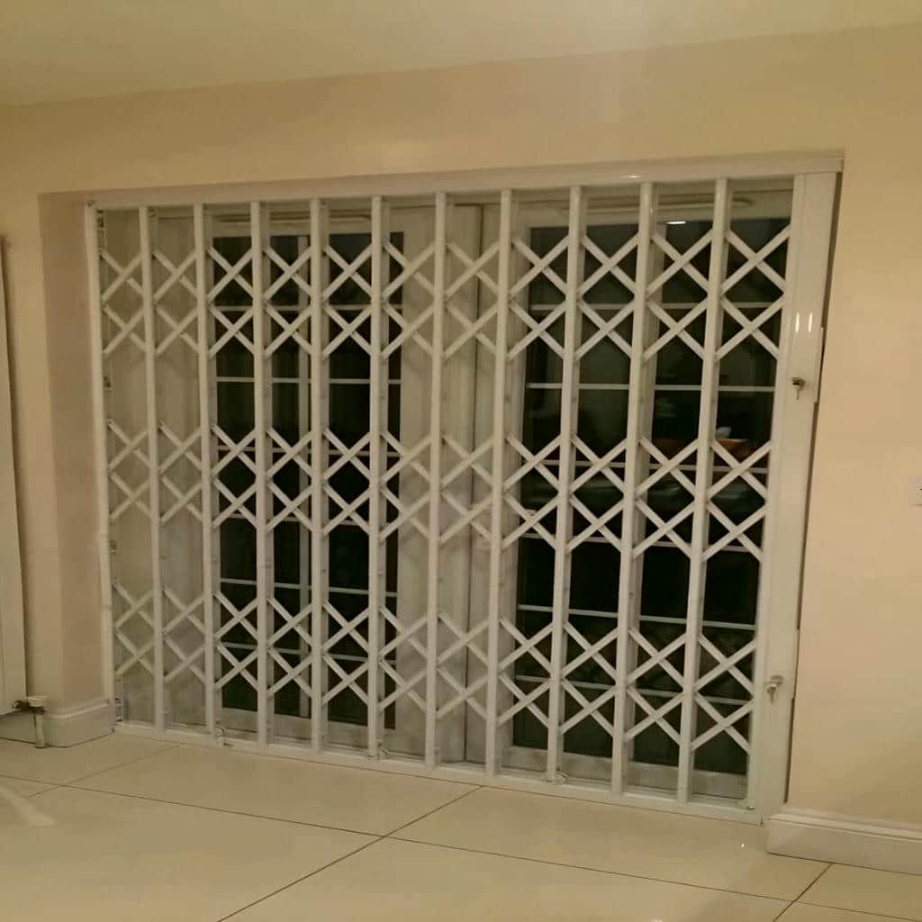 درب آکاردئونی آپارتمان با پوشش رنگ تیره